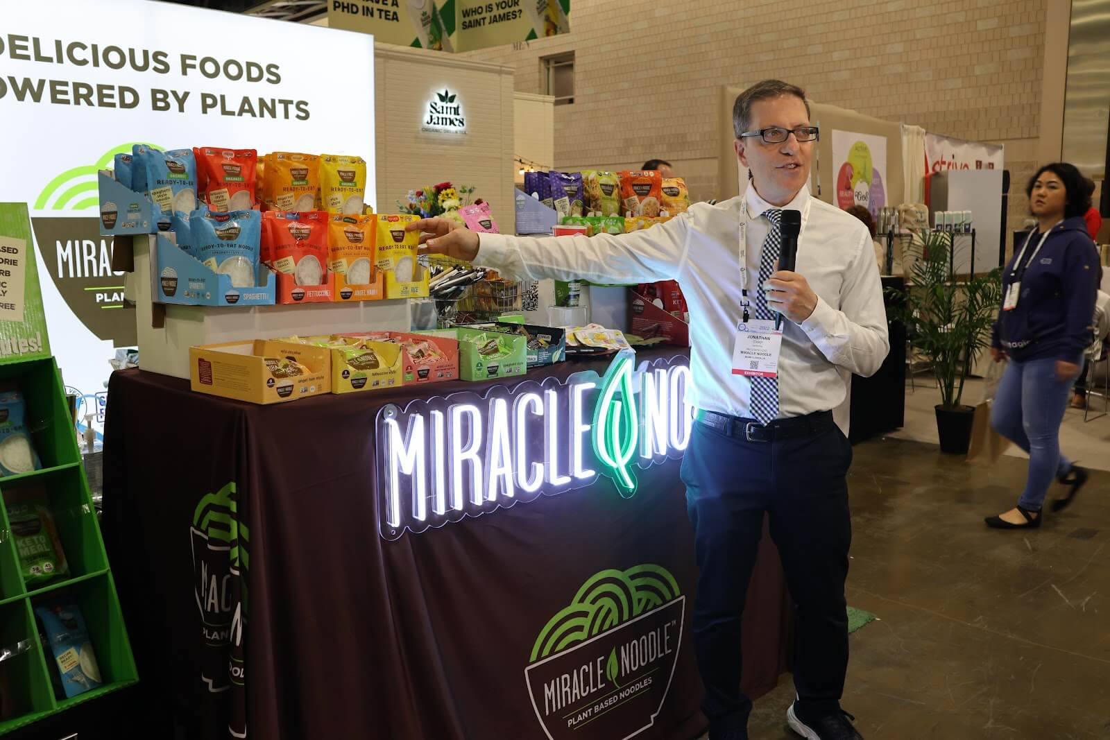Dr. Jonathan Carp and Miracle Noodle samples at expo east 2022