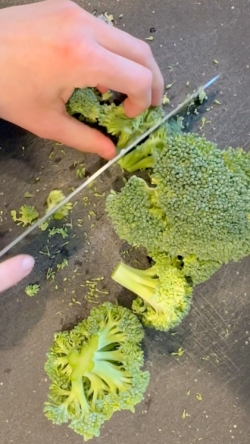 chop broccoli florets
