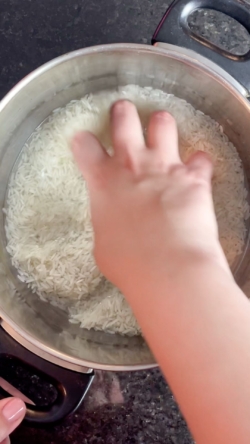 rinse rice in bowl