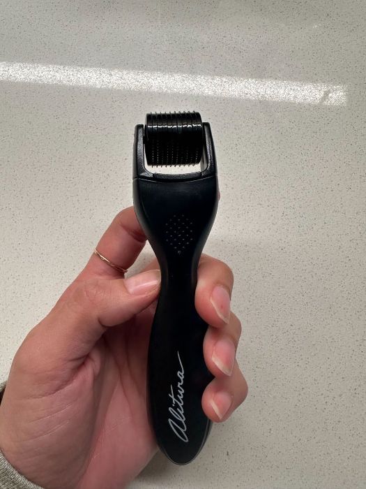 An image of the Alitura derma roller demonstrating the contour of the handle.