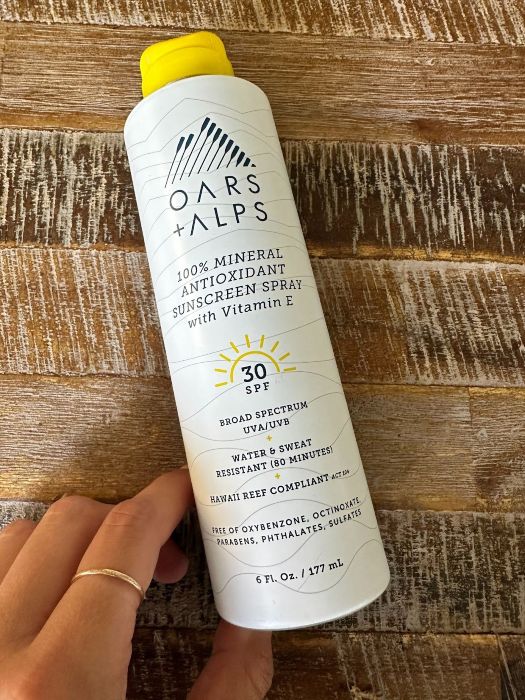 Image of Oars and Alps 100% Mineral Sunscreen Spray bottle.